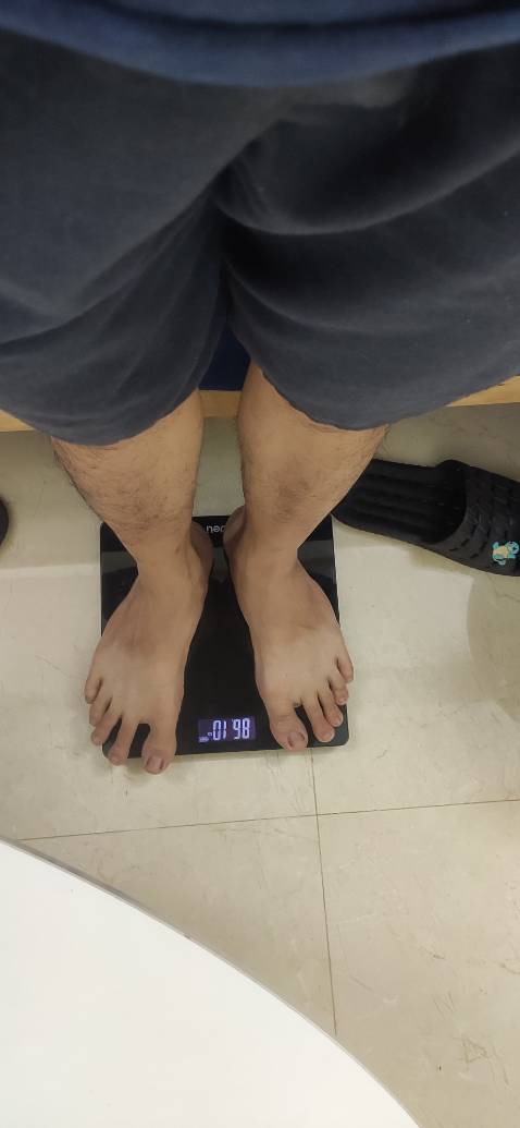 Cân hoạt động không ổn định lúc đúng lúc sai, được mấy hôm đầu thì bình thường, mình 73kg, lúc thì cân đúng, lúc thì lên 84 86kg!!!