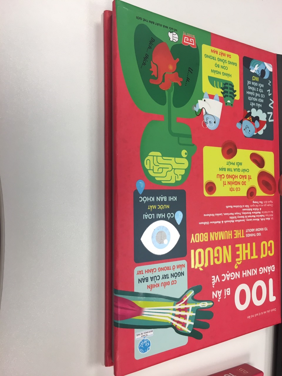 Cảm ơn tiki vì luôn dễ dàng tìm kiếm được những cuốn sách tốt với giá phải chăng. Bìa cứng và hình thức đẹp. Mình đã từng mua bản gốc usborn bằng Tiếng Anh nhưng nhiều từ khó quá nên đành mua Tiếng Việt cho con đọc. Hình  thức và chất lượng không khác gì bản TA. Mới mua nên không biết trong quá trình sử dụng, gáy sách có vấn đề gì không nhưng hiện tại thì hài lòng. Nội dung sách khá là thú vị. Bé tiểu học rất thích đọc.