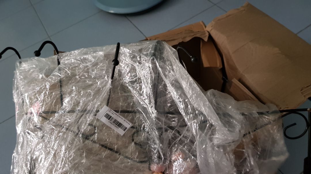 Trời ơi cái móc kinh khủng khiếp. Sau khi Tiki cho đợi dài cổ thì giao cho tôi 2 cái móc méo & gãy mất 2 cái thanh treo hồi nào chả biết vì trong thùng ko có 2 thanh gãy này? Nghĩa là tiki giao của ôi, đồ hư hỏng cho khách mà VẪN DÁM ĐÓNG HỘP & GIAO NHƯ KO có chuyện gì là sao??? Thật là bực mình! Tiki trả lời NGAY cho tôi cái móc thế này tôi làm gì ngoài việc muốn cầm nện cho cái người gói hàng chục phát???