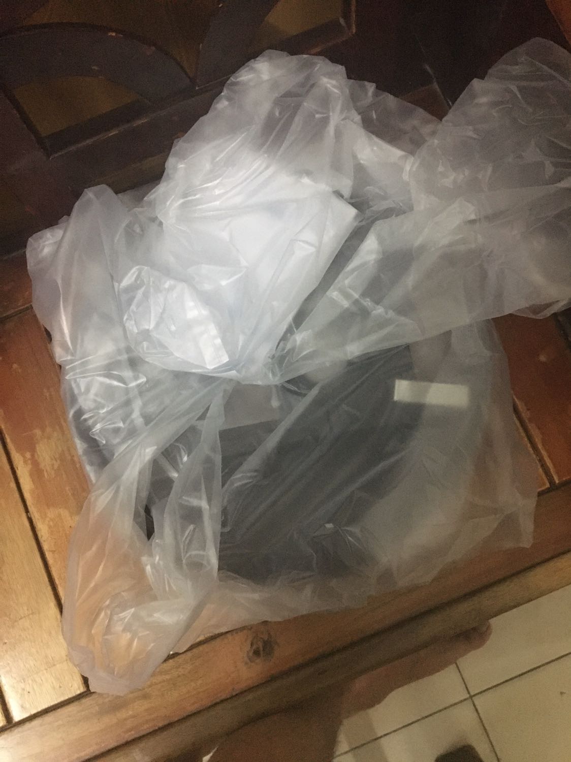 Ship nhanh, đóng gói cẩn thận, không có gãy vỡ, thiếu sót gì. Quạt chạy ổn, chỉ có điều tuốc năng không có trên điều kiển mà phải tự bấm tay thì hơi kì, và hơi ồn chút nhưng mình thấy ở mức chấp nhận được.