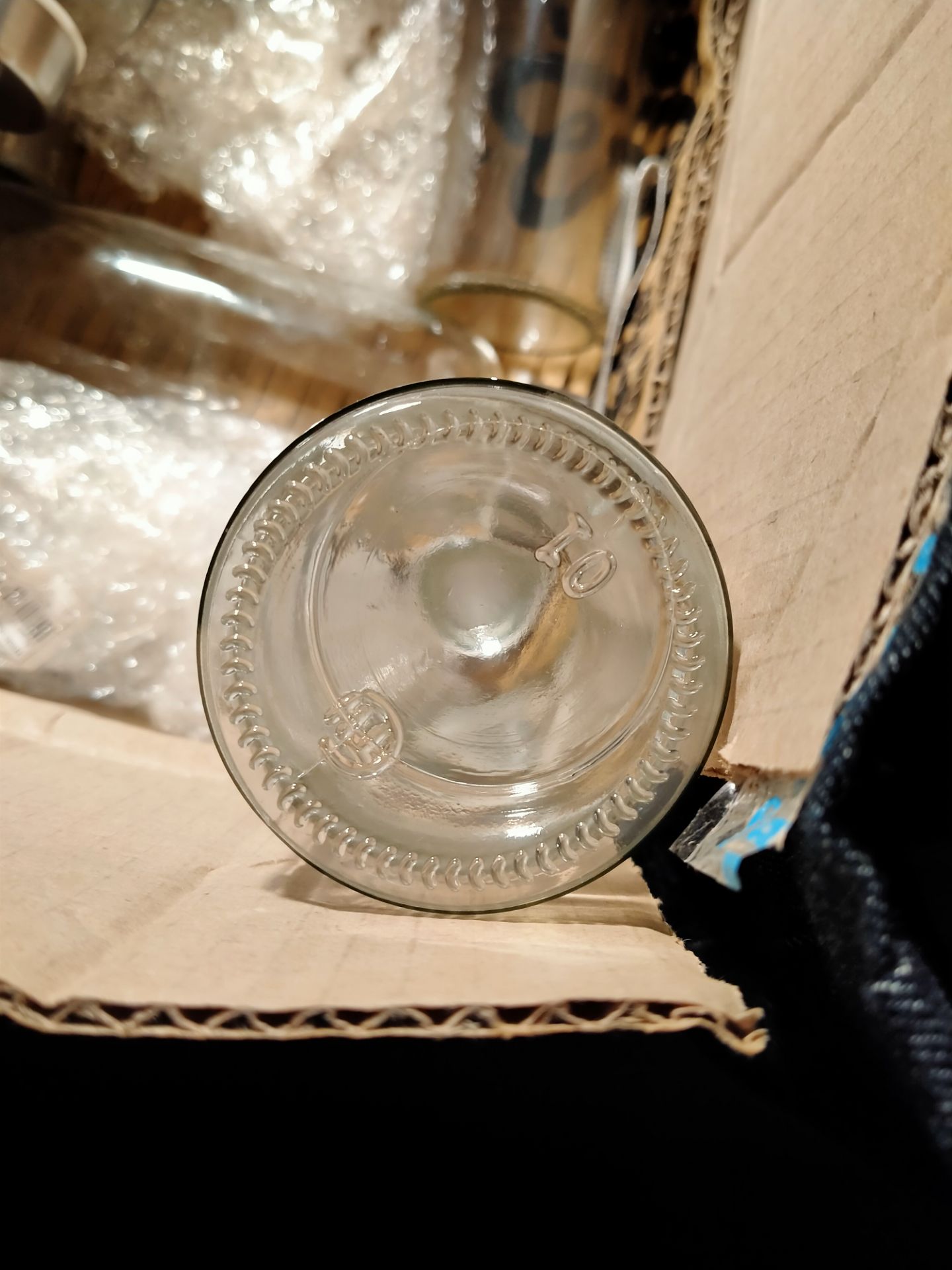 Mặt bình thủy tinh nhiều vết trầy, vết gấp rất xấu, không mượt. Bình cầm tay thì cảm nhận được thân bình bị méo, không tròn đều. Đế bình tự nhiên có 1 đường lằn in hình tròn, bình nào cũng có. Nói chung hình thức rất kém, bề mặt xấu, tay nghề người làm không tốt. Mình từng mua bình thủy tinh giá rẻ hơn nhưng hình thức rất đẹp, bề mặt khá mượt nên mình muốn trả hàng, hoàn tiền cho sản phẩm này