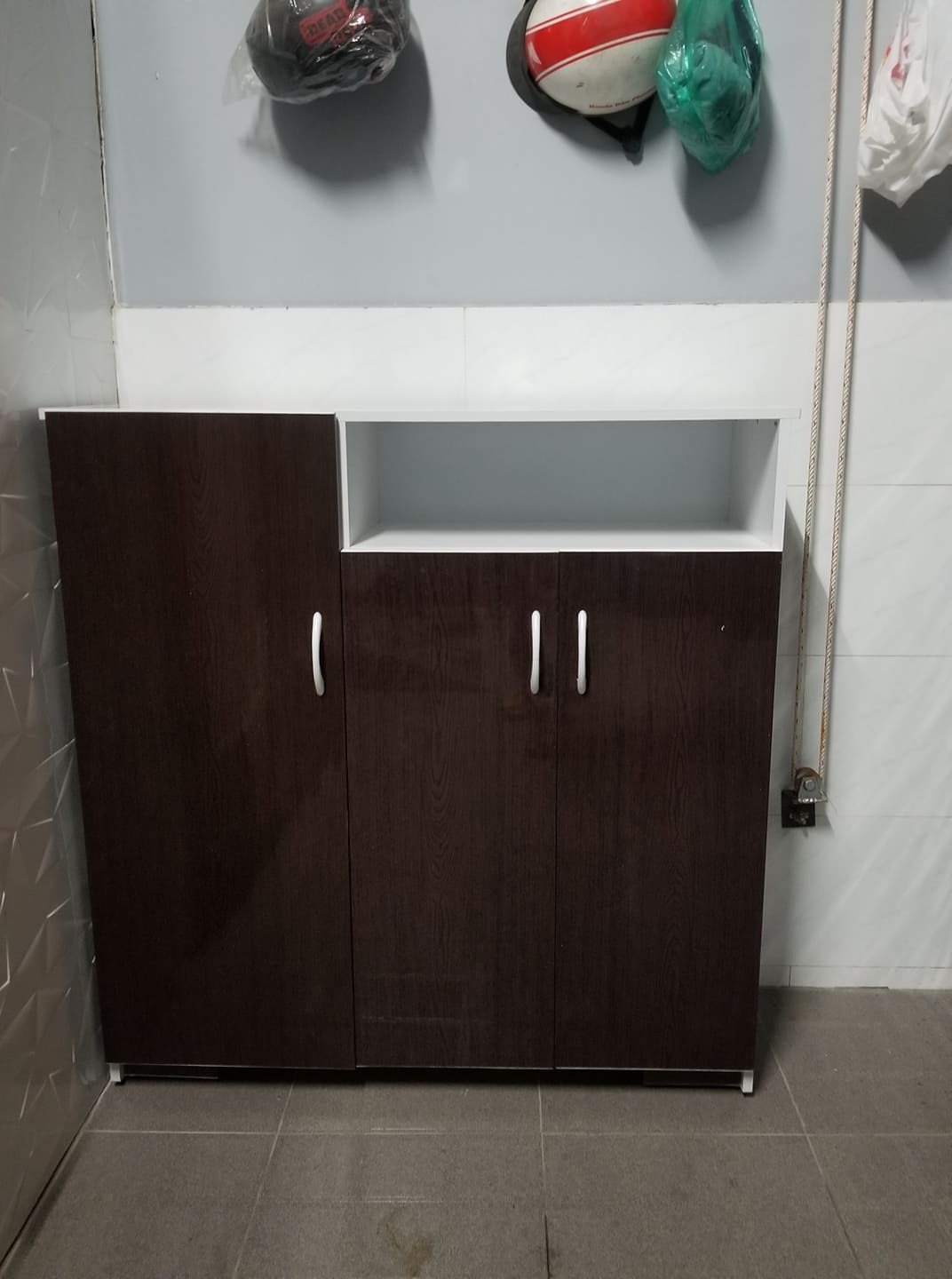 Tủ giày rất  hợp lý, có ngăn cho giày tây, và ngăn cho giày nữ, tủ chắc chắn, đẹp, giao hàng vui vẻ nhiệt tình