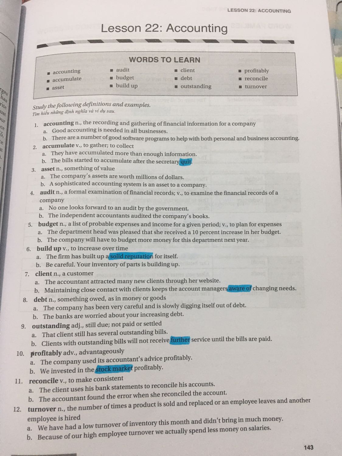 Mình đã học được 22/50 lesson của cuốn sách này và thật sự thích nội dung mà sách cung cấp. Mỗi lesson có 12 từ vựng cần gì nhớ, có giải thích từ và cách dùng từ trong ngữ cảnh, trong mỗi lesson có 23 câu bài tập tương ứng với 7part trong đề thi toeic nên có thể luyện tập các từ vựng đã học luôn. Sau khi học xong 5 lesson thì có thêm 1 bài word review làm bài tập nữa. Sách ko kèm đĩa nhưng có mã QR ở trang sách thứ 2 để tải file nghe nên cũng rất tiện lợi. Chất lượng giấy thì hơi mỏng nhưng dùng cũng ổn. Khi học mình có sử dụng thêm website 600tuvungtoeic.com để học cách phát âm từ vựng và học nghĩa tiếng việt nên mn cũng có thể tham khảo học cùng sách này nha.
