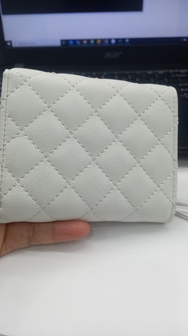 ví rất đẹp, cầm vừa tay, bé bé xinh xinh lắm. nên mua nha mọi người