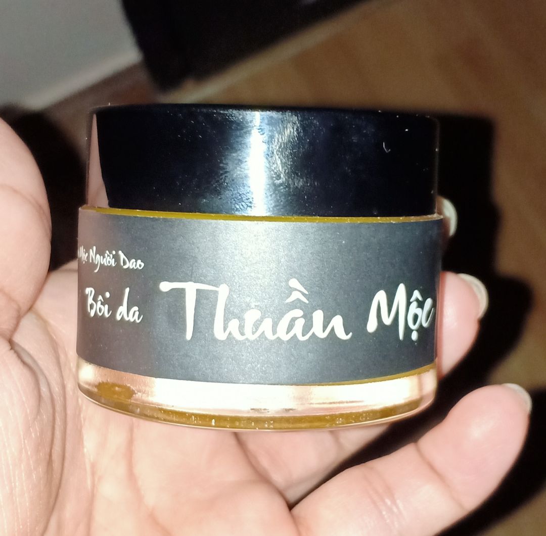 Tạm hài lòng, sản phẩm có bề mặt hơi lợn cợn, hạn sử dụng xa. Bôi trên các vết thâm, ngứa thấy dịu nhanh.