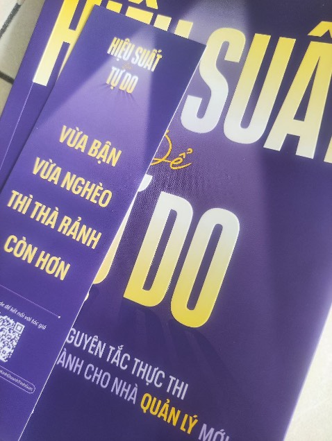 Mình mua vì đang phụ trách team nhỏ. Sách không đi sâu công cụ mà quay lại cách hiểu về thực thi và hiệu suất. Đọc xong thấy rõ hơn vai trò của quản lý trung gian trong vận hành hằng ngày.