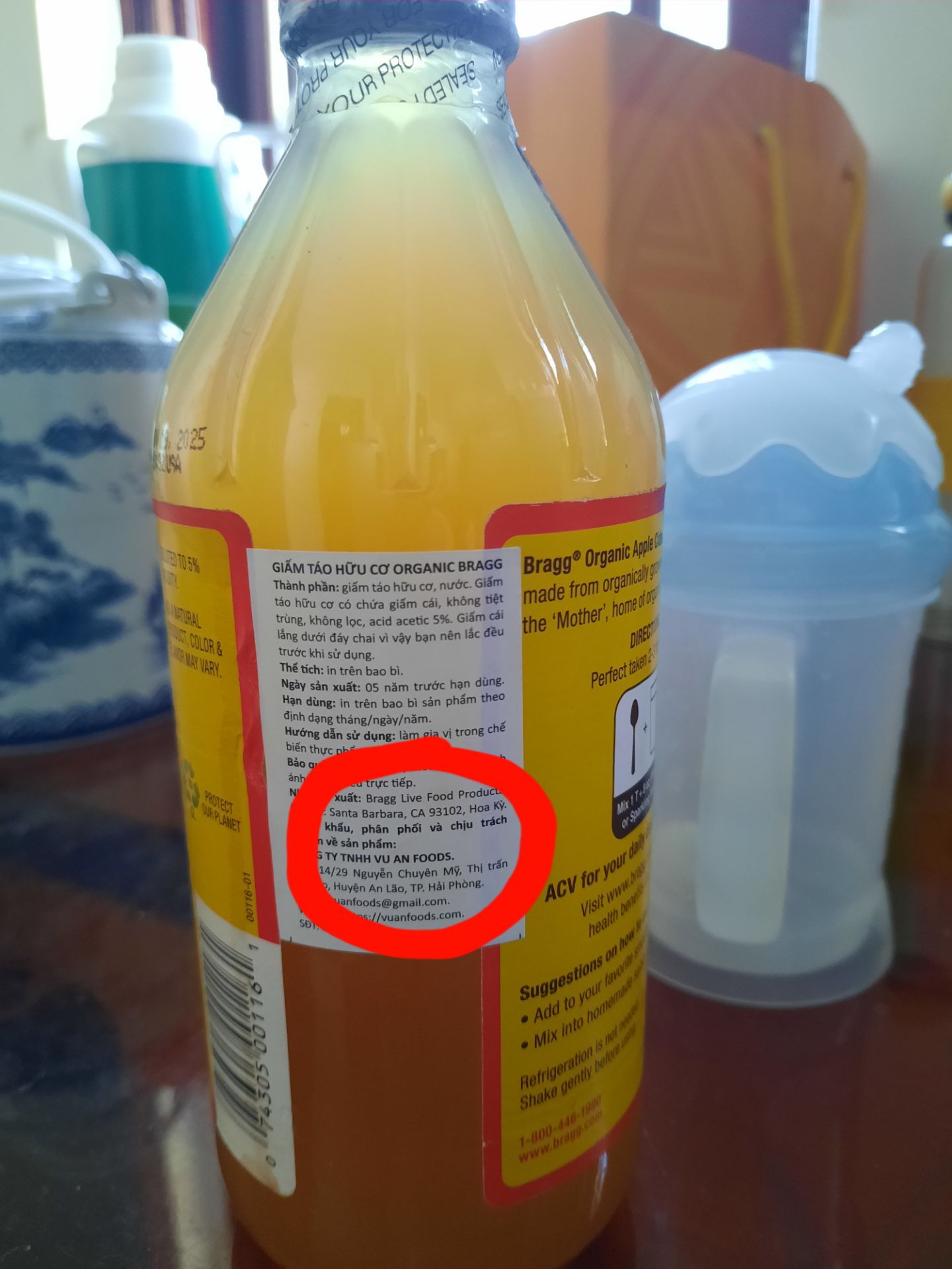 Mình mua 2 chai giấm táo Bragg này thấy dán nhãn tem của NNK & PP Vũ An. Màu giấm rất nhạt so với giấn táo mình mua trước đây, dưới đáy chai cũng trong veo không thấy cặn đóng màng như chai cũ. 
Nét mực in date và mã code cũng thô, không tinh tế, mảnh như những chai cũ (rất tiếc mình đã bỏ vỏ chai cũ nên không có hình ảnh đối chiếu). Đặc biệt là, mã bưu cục trên nhãn chai để địa chỉ là CA 93101 USA nhưng trên nhãn tem của NNK Vũ An lại đề là CA 93102 USA. 
Mình muốn shop có câu trả lời thích đáng để mình yên tâm không mua lầm phải hàng giả hàng nhái. Xin cảm ơn