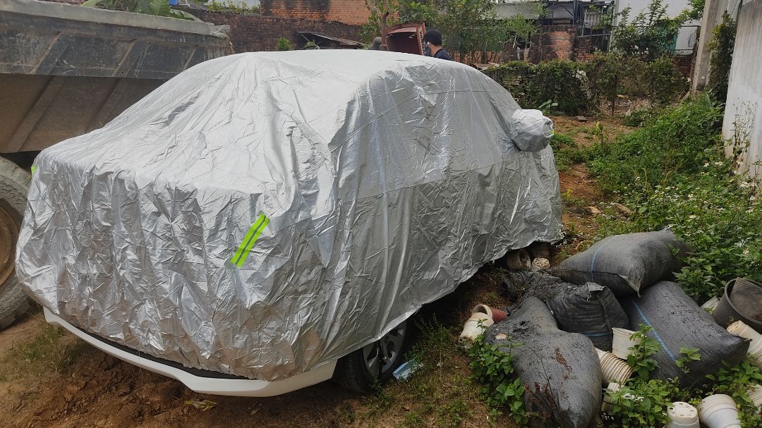 bạt không vừa như giới thiệu, bị ngắn phía sau xe nếu trùm cả gương còn phía trước thì bị dài