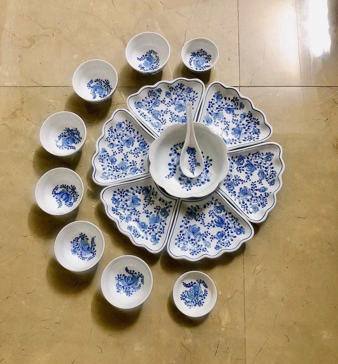 1 chiếc bát ăn cơm bị lỗi (nốt ruồi đen) như ảnh.
Ngoài ra, lúc đầu, bên vận chuyển ko cho mình kiểm tra hàng, mình phải nói mạnh là “nếu ko cho kiểm tra hàng mà nếu hàng vỡ bên trong thì sau khi nhân viên vận chuyển rời đi, ai sẽ là người chịu trách nhiệm? Nếu ko cho kiểm tra hàng là những đồ dễ vỡ như này thì mình ko nhận hàng nữa! Vô lý đùng đùng ra ý!”

Thế là bên vận chuyển đương nhiên phải cho mở hàng ra kiểm tra. Cũng may là ko bị vỡ mấy chiếc như khi mình mua hàng của Baya và bây giờ đòi cả tháng họ ko trả!!! Các bạn cũng yêu cầu kiểm tra kỹ nhé! 

Còn lại, về cơ bản thì hàng bọc kỹ, ko lỗi, hoa văn đẹp như ảnh munhf chụp.

Nếu bát ko bị nốt ruồi thì đã cho shop 5 sao ngay rồi! Lần sau shop đừng giao hàng lỗi cho ai nữa nhé! Cảm ơn shop!