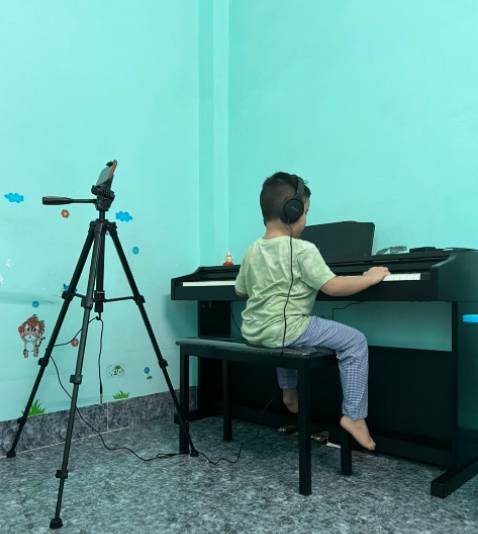 Sản phẩm sử dụng tốt, nhìn chân máy cứng cáp, tinh chỉnh dễ dàng phù hợp với tất cả mọi người, có thêm remote kết nối có thể thao tác từ xa.