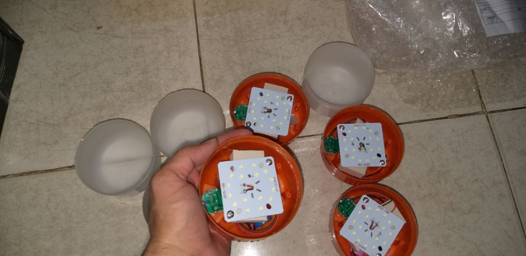 Hàng gửi không đúng!! 50 led mà giữ có 16 led!! giao hàng nhanh!! Bóng den thì nhỏ bằng nắp bình thủy ,cảm thấy bị lừa Hàng gửi không đúng!! 50 led mà giữ có 16 led!! giao hàng nhanh!! Bóng den thì nhỏ bằng nắp bình thủy ,cảm thấy bị lừa