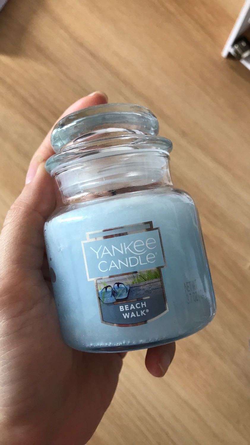 Mùi nến thơm, chất lượng. TIKI giao hàng rất nhanh, mình order sau 2 hôm là nhận được rồi ạ.