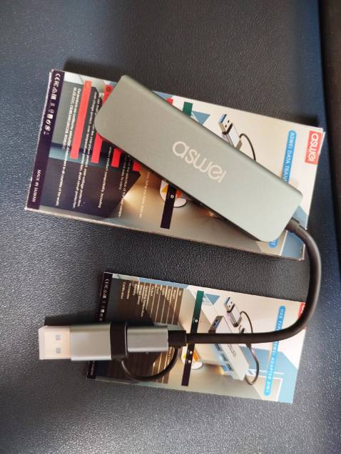 Vỏ nhôm chắc chắn, tốc độ truyền nhanh và ổn định.
Hub ASWEI có 2 đầu vào là USB và Type-C chuyển đổi 2 trong 1 rất tiện.
Nhỏ gọn, dễ sử dụng, độ hoàn thiện sản phẩm cao.
Thời gian sử dụng lâu, sản phẩm rất mát.
Giao hàng nhanh.Đóng gói cẩn thận.
Mình rất hài lòng về sản phẩm hub 4in1 này.Giá thành quá hợp lý. Nên dùng.