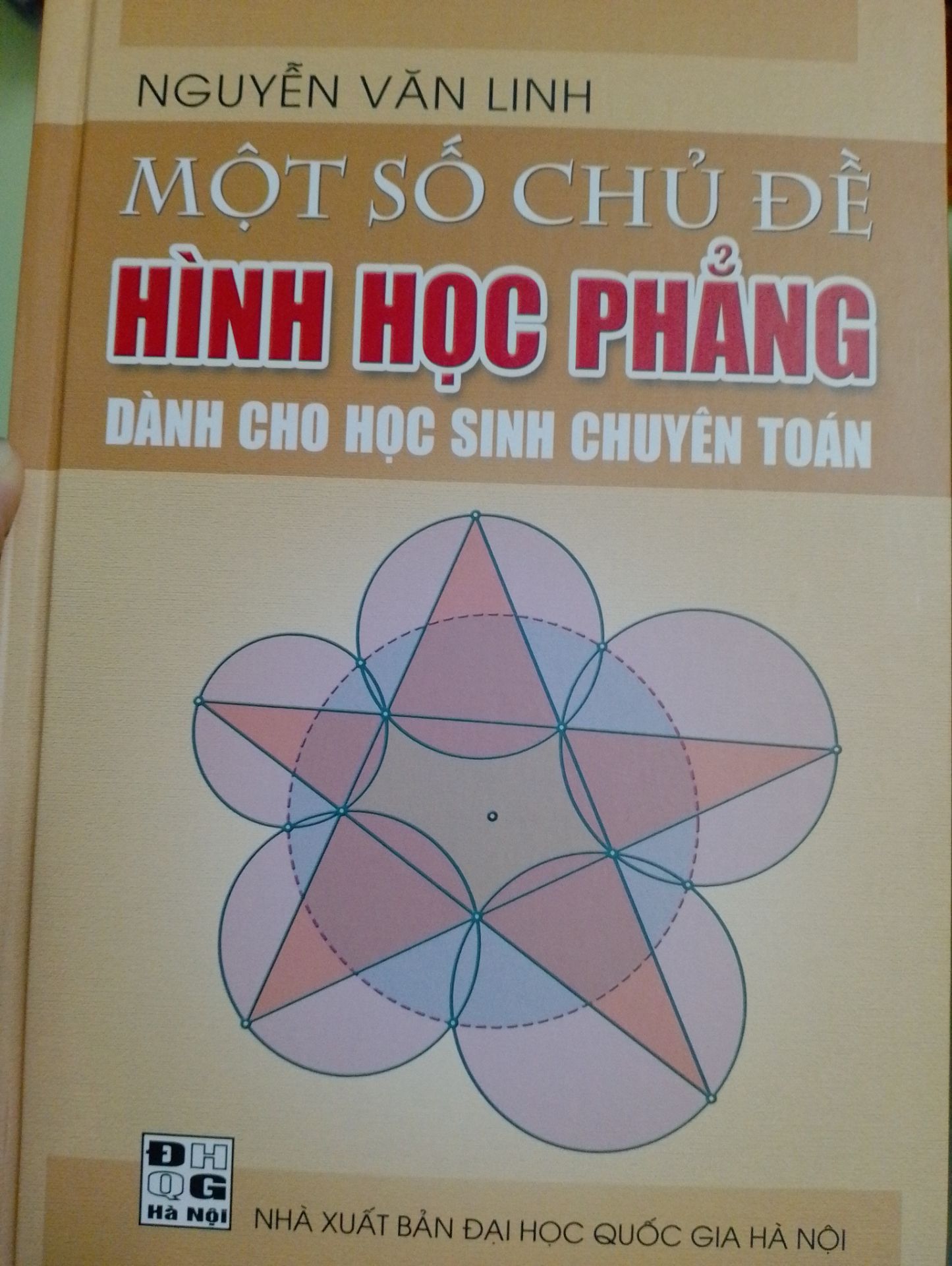 sách được bảo quản rất tốt, phần bìa ngoài cứng, phẳng, đẹp, rất hài lòng