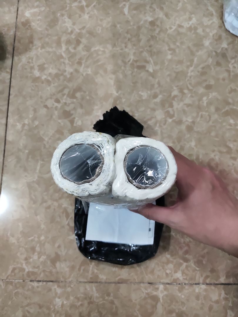 Sản phẩm quảng cáo sai sự thật. Ghi 220 tờ nhưng chỉ được khoảng 50 tờ khổ khoảng 20x20cm. Hình chụp cuộn giấy rõ đẹp, nhận hàng cuộn giấy rõ chán. Bóc ra thì thấy giấy cũng tốt. Nhưng giá bán quá cao và không đủ như quảng cáo.