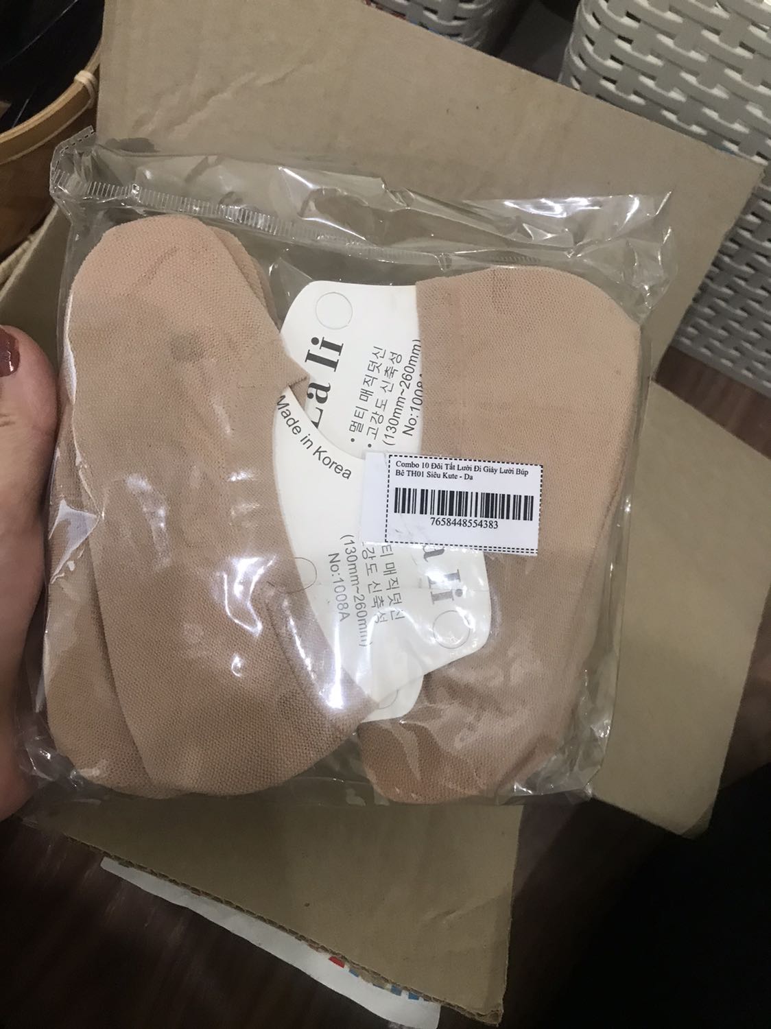 Giao hàng nhanh. Đóng gói tốt. Giá rẻ. 30k/ 10 đôi. Chất liệu mềm, thoáng, có lưới, không phải loại tất giấy. Phần mũi hơi cao, đi giày cao gót mang tất này sẽ bị lộ tất không được đẹp. Phù hợp giày moka có độ phủ ở mu bàn chân nhiều.