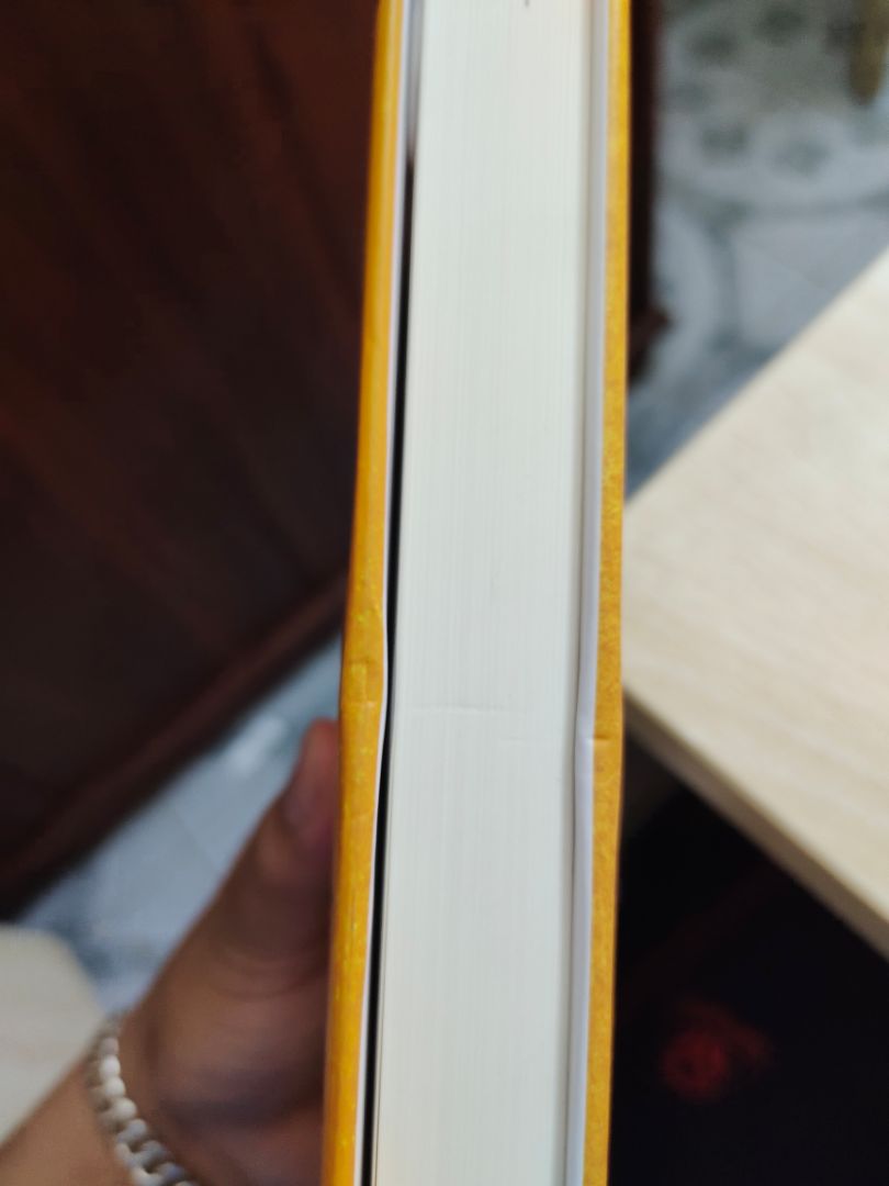 sản phẩm đẹp chất liệu xịn xò quá rẻ so với giá trị quyển sách cảm ơn shop. mỗi tội khi hàng đến nơi hộp đóng gói rách với làm móp cạnh cuốn sách làm mình nhìn quyển sách rất xót xa.