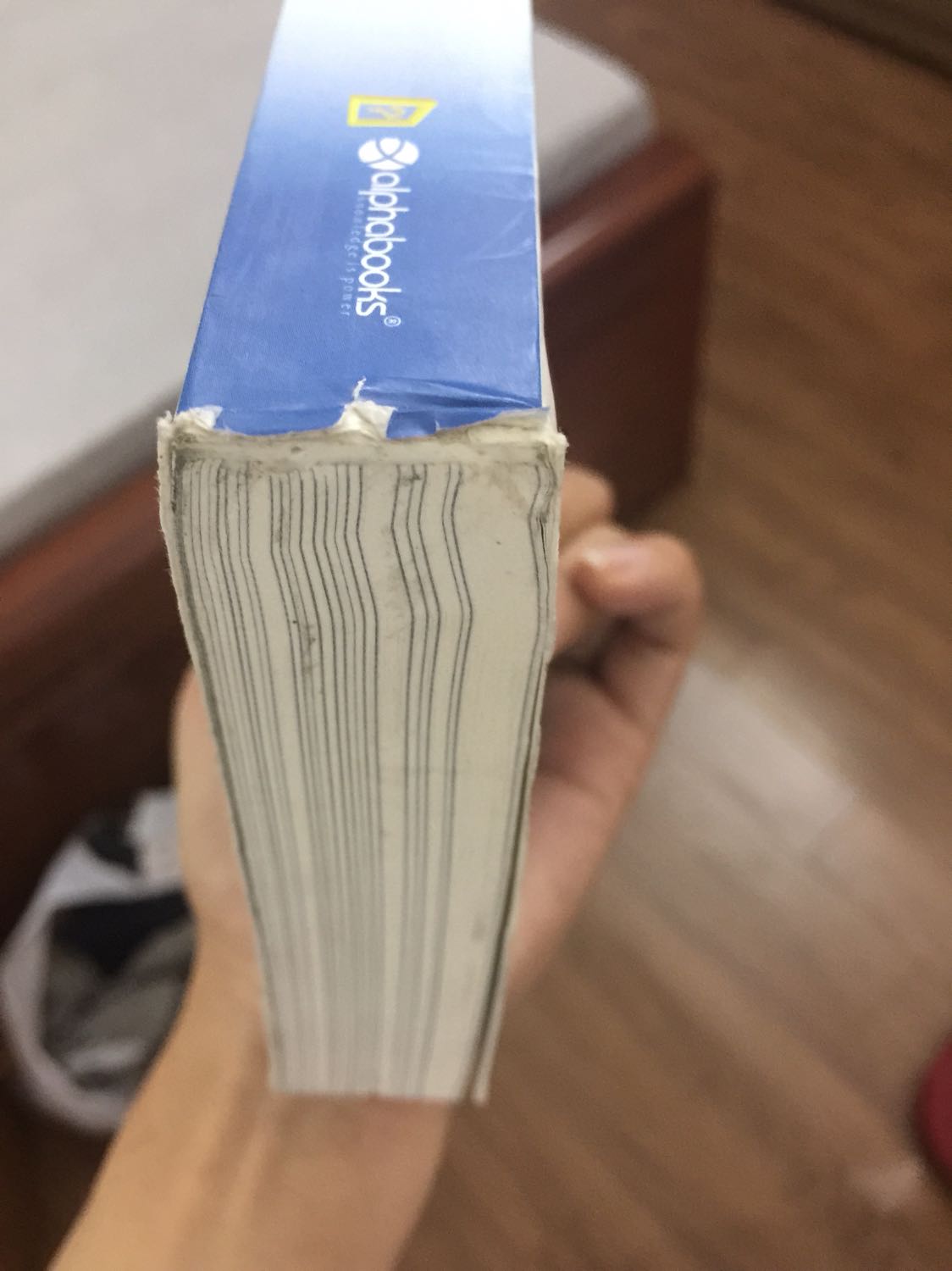 Thực sự rất không hài lòng khi nhận đc sách này từ Tiki, bìa bị lõm do vật khác đè lên, gáy sách thì bị bong tróc, giấy quá đen và cũ, trên giấy còn vài chỗ bị bẩn. Tôi đề nghị Tiki đổi lại sách khác cho tôi. Đã mua nhiều lần của Tiki, nhưng những lỗi nhỏ thì ko sao, nhưng thực sự quyển này quá khiến tôi thất vọng về việc chọn đồ giao hàng cho khách của Tiki. Đề nghị Tiki giải quyết sớm và gửi sách mới đổi lại cho tôi.