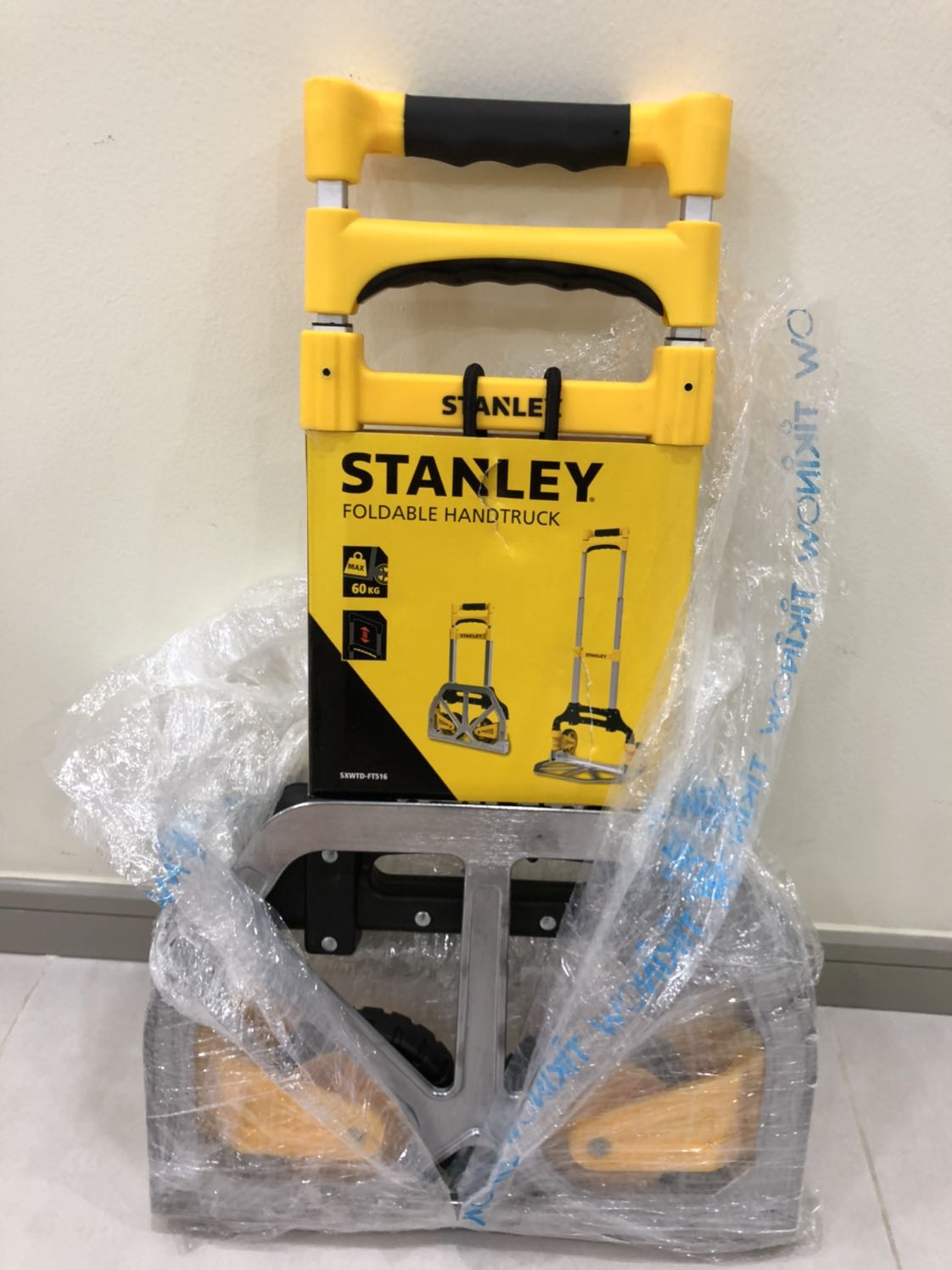 Đặt hàng buổi sáng, buổi chiều đã nhận đc. 
Tay đẩy nhựa cứng màu vàng bị trầy xước cả 2 bên, không biết có phải đã qua sử dụng chưa. 
Sp nhẹ, kéo nhẹ nhàng. Tay cầm kéo lên xuống cũng nhẹ nhàng. Bánh xe cứng cáp. Tải trọng có lẽ chỉ dc 25-30 kg.