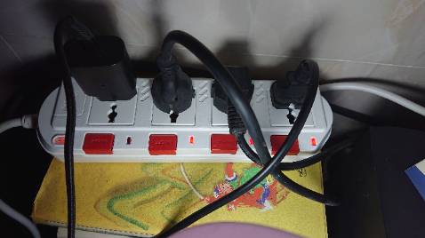 Dây to, phích cắm đúc ổn, nhìn là thấy chịu tải ổn. Có cả bộ phận  tự ngắt khi quá mạch, còn hoạt động tốt (nhấn vào nút đỏ tròn thấy nó còn tự bật ra). 4 ổ có 4 nút tắt mở riêng biệt, có đèn báo rất phù hợp cho ai làm việc tại nhà, nhác cắm rút nhiều lần. Mấy cái nút tắt mở cảm giác bấm hơi... phèn =)))) Còn bền hay không thì phải dùng thử đã.

Các ổ này cắm được khá nhiều loại phích theo mình quan sát: từ phích nguồn/màn PC, sạc phone, 3 chấu nối đất, chấu dẹp ... (nhưng mấy cái chấu hẹp quá thì khó nha @@)

À mình mua loại trắng để có gì quá tải hay cháy sém gì đó là nhận ra và khắc phục vấn đề ngay nè ;)