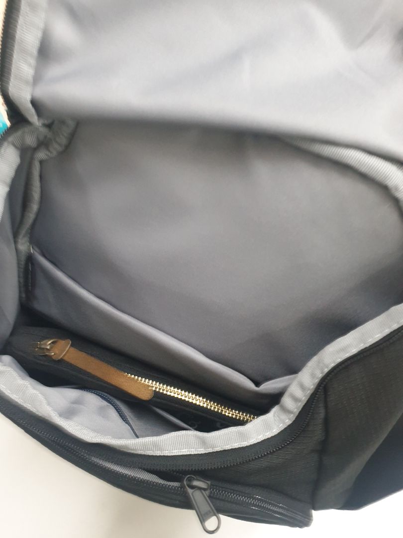 Balo rất xinh,nhỏ gọn nhưng đựng được rất nhiều đồ,có ngăn laptop,bình nước...,đường may chắc và đẹp,sẽ tiếp tục ủng gộ shop nha.