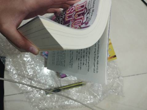 Sản phẩm viết là có tặng kèm clear card, tuy nhiên nhận về là trống không, không hề có một cái clear card nào cả. Mình lựa chọn mua ở đây một phần cũng vì tin tưởng nữa, giờ tiki cho mình cú *** này rất là bực, chắc say bye luôn quá.

Ngày 27/9: tiki hoàn hàng trả tiền cho mình rồi nên mình sửa đánh giá. Nhưng mà này là bản tái bản, không có quà nên mọi người chú ý nhé. 
Tiki cũng nên xoá cái phân loại hàng có quà tặng kèm đi ạ.