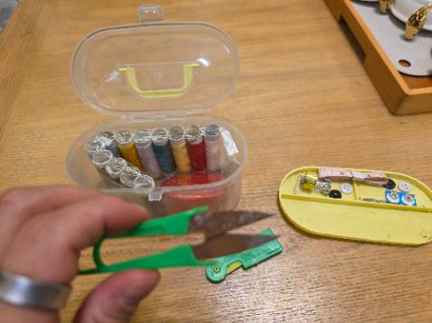 Kéo rỉ sét bẩn hết cả tay. Hàng giá trị thấp nên ngại trả lại