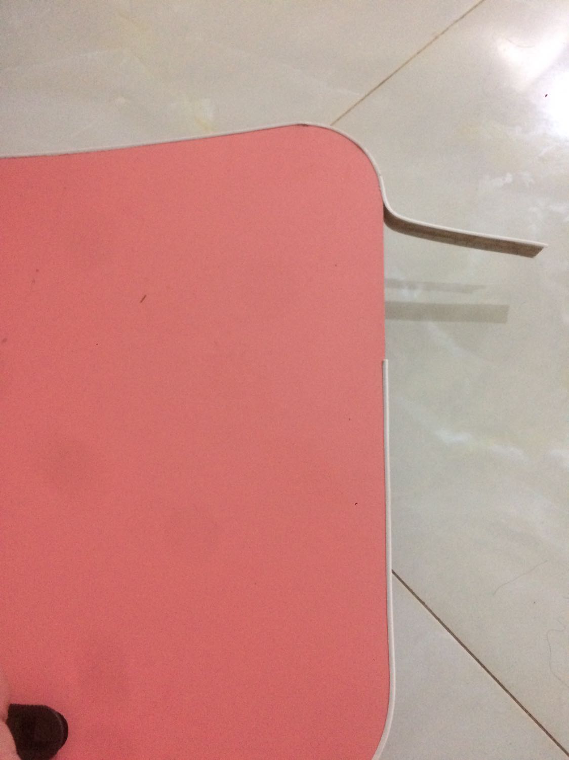 - Quá tệ,  mua tin tưởng tiki không kiểm tra.
- vừa mở cái chân rớt bay vít chân, hờn luôn
- thua cả cái bàn 40k mọi người thường mua có chữ cho bé học.