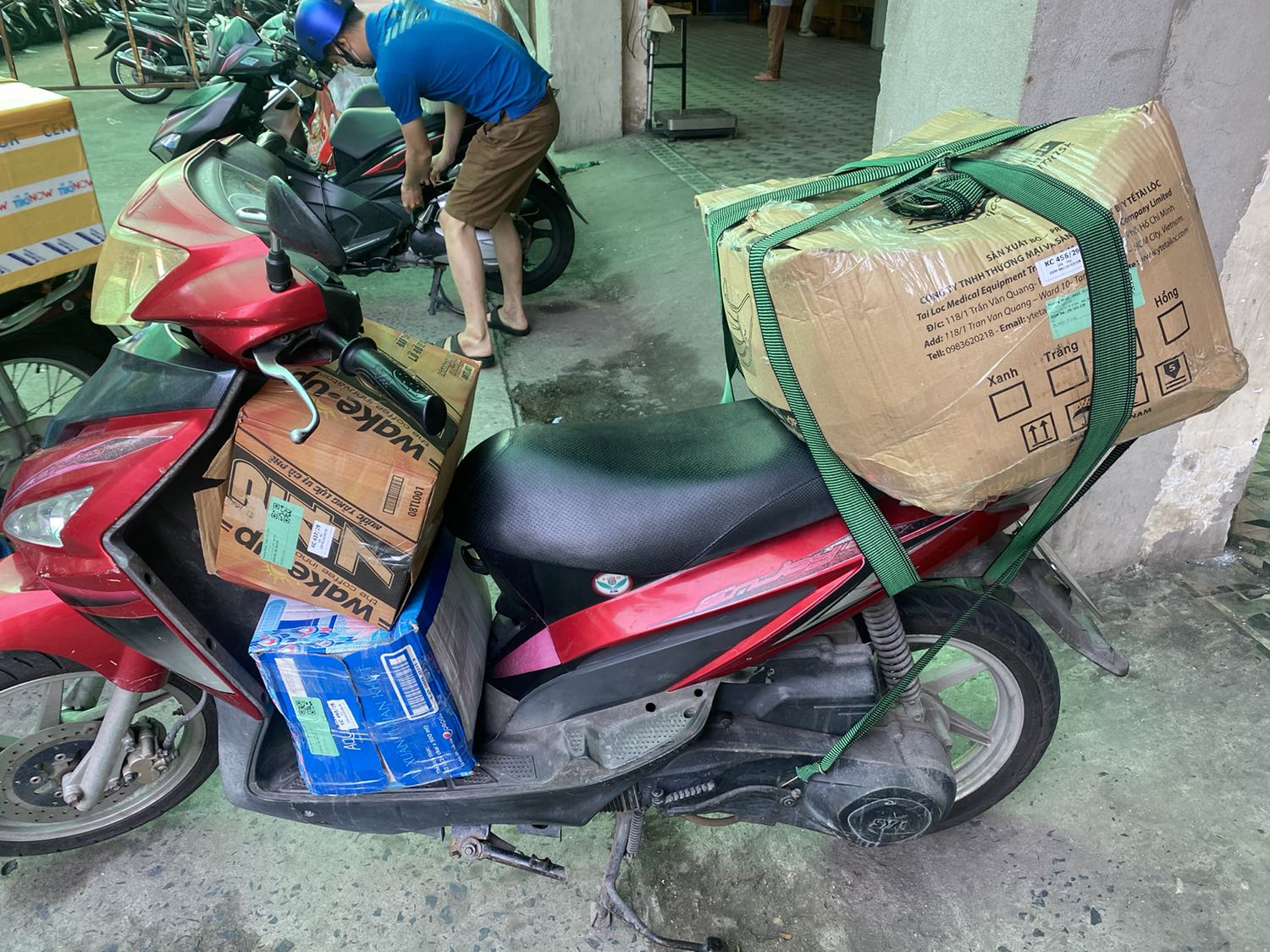 xe xịn nha. cốp rộng. cửa hàng làm giấy cho luôn, chạy êm