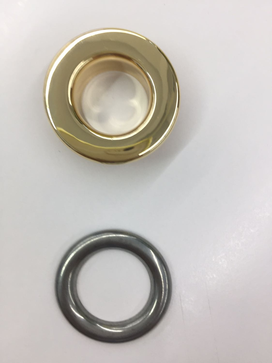 Hình chỉ mang tính chất nhận xu. Mình sử dụng sp này nhiều lần thấy chất lượng không ổn định.. Gót may không đều. Vài chiếc gót thấp đi vào dễ tuột khỏi chân... hơi bất tiện