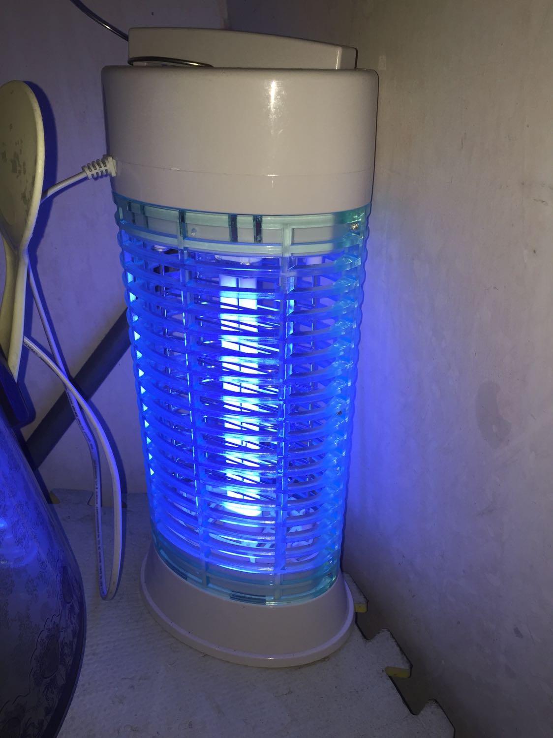 mẫu mã đẹp có nút tắt tiện lợi nhưng hiệu quả bắt muỗi rất kém:
1. đèn ánh sáng xanh tím chứ ko phải UV tím nên khó thu hút muỗi
2. cường độ sáng mạnh và hơi chói ko làm đèn ngủ được
3. mắt lưới thưa và rộng chỉ bắt được mối, muỗi và thiêu thân và nhỏ hơn ko bắt được
4. có cảm giác có tiếng ồn rất nhỏ khi hoạt động