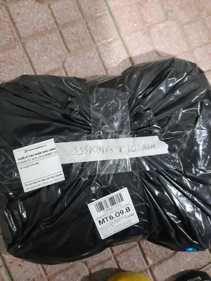 không hài lòng, vì nước tẩy trang này giống như hàng fake, mặt vừa dùng kem nền xong tẩy miếng bông tẩy trang trắng bốc, nói chung là khoomg cod tác dụng tẩy trang luôn giống như nước lã vậy, bình thường chai này sec có 1 lớp dầu ở trên nhưng chai của shop giao laik không có luôn