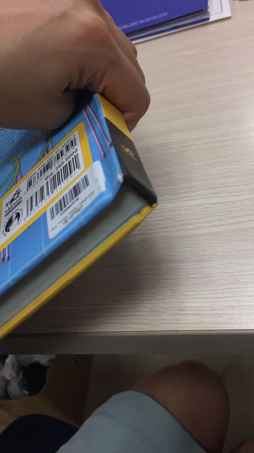 Nội dung sách rất hay và thú vị, tuy nhiên,hình thức rất xấu, cũ, đã đổi trả 1 lần nhưng vẫn bị tình trạng như ảnh, ngại đổi lại, nhưng thật sự không hài lòng với tình trạng sách gần đây của tiki, thường xuyên giao sách không được mới đẹp, nhìn rất cũ