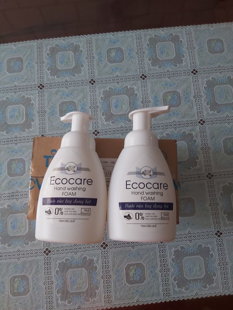 Đầu tiên là giao hàng khá là nhanh.Cái thứ hai, sản phẩm đc gói cẩn thận, kĩ lưỡng. Thứ ba, giá thành ổn vừa túi tiền. Cuối cùng, hàng chất lượng, rửa tay sạch, ko còn dơ, mùi hương rất thơm. Ko uổng công mình tin tưởng Tiki. Tuyệt!