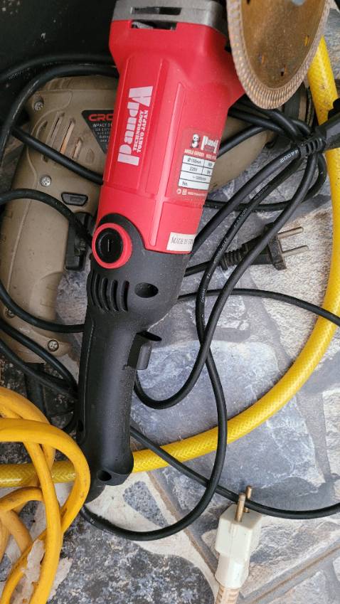 giao hàng nhanh, máy chạy tốt, sử dụng mới biết. lưỡi cắt bị gãy công, shipper bảo anh đi mua lưỡi khác, thiếu trách nhiệm