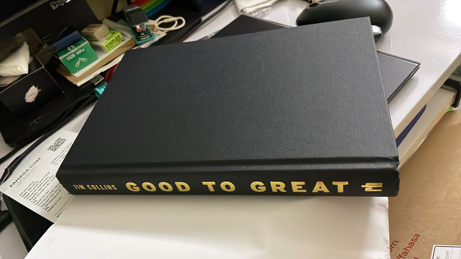 Áo bìa với bìa đẹp quá thể, chất lượng giấy hơi nhám mà cầm cả cuốn bự vẫn thấy nhẹ tênh. Được bạn bè gợi ý nên mua về đọc nên chưa nhận xét được nhiều