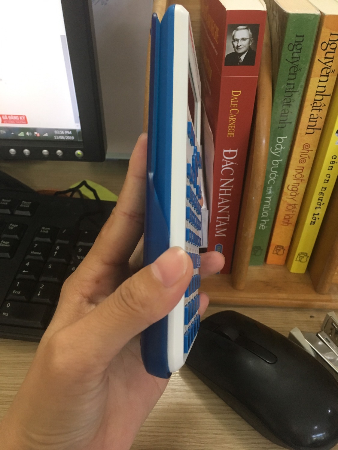 Máy tính xài ổn định và rất mượt. Tiki giao hàng nhanh và đóng gói rất cẩn thận
Máy tính có rất nhiều chức năng và hướng dẫn rất chi tiết, nhất là giải được phương trình bậc 4, Tính giới hạn lim, Tìm cực trị hàm số parabol, Phân tích thừa số nguyên tố
Nói chung là rất ưng ý cho sản phẩm này!