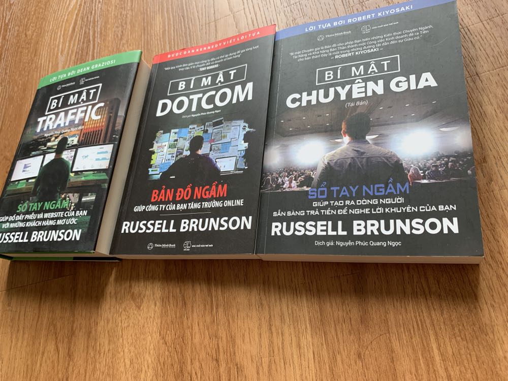 Ba quyển sách là 3 kích thước và đóng tập khác nhau các bạn nhé. Thiết nghĩ nếu như chúng được giống nhau từ kích thước đến đóng tập thì sữ tuyệt vời hơn, đây chỉ là nhận xét về hình thức thôi nhé.