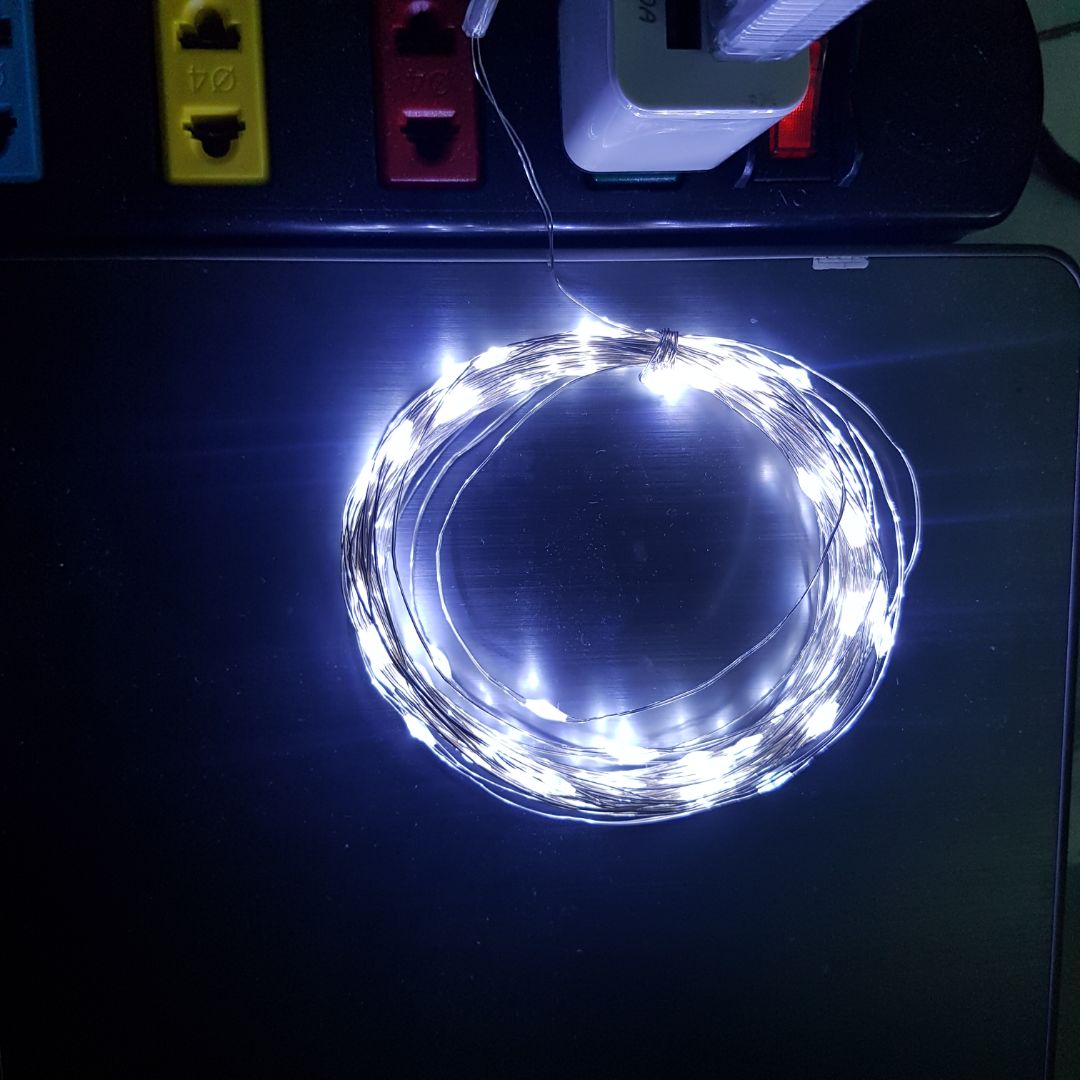 Không ngờ mua màu trắng lại đẹp thế. Dây đồng phủ màu bạc kẽm rất hợp tông với led màu trắng mình chọn. Có hướng dẫn đi kém, điều khiển chọn 7 kiểu nháy, 1 kiểu luôn sáng. Thích nhất kiểu số 7, nháy đẹp mắt. Lại còn tăng giảm được độ sáng, hẹn giờ. Khá ok.