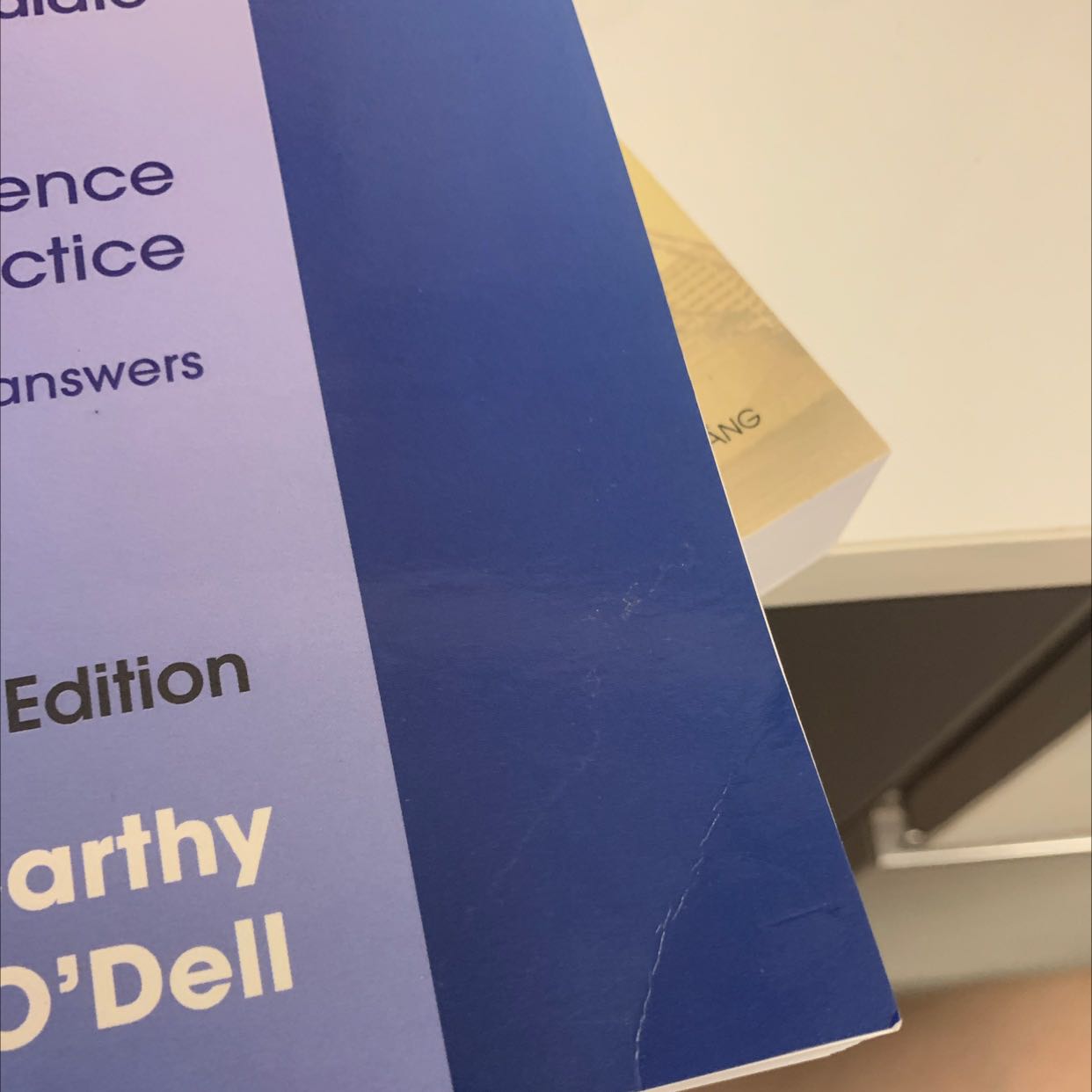 Không hiểu sao không có bọc nilon ở ngoài làm sách bị gấp mép bìa nhìn bực không chịu được. Cảm giác sách bị mở rùi. Mà có rẻ đâu gần 200 ngàn huhu