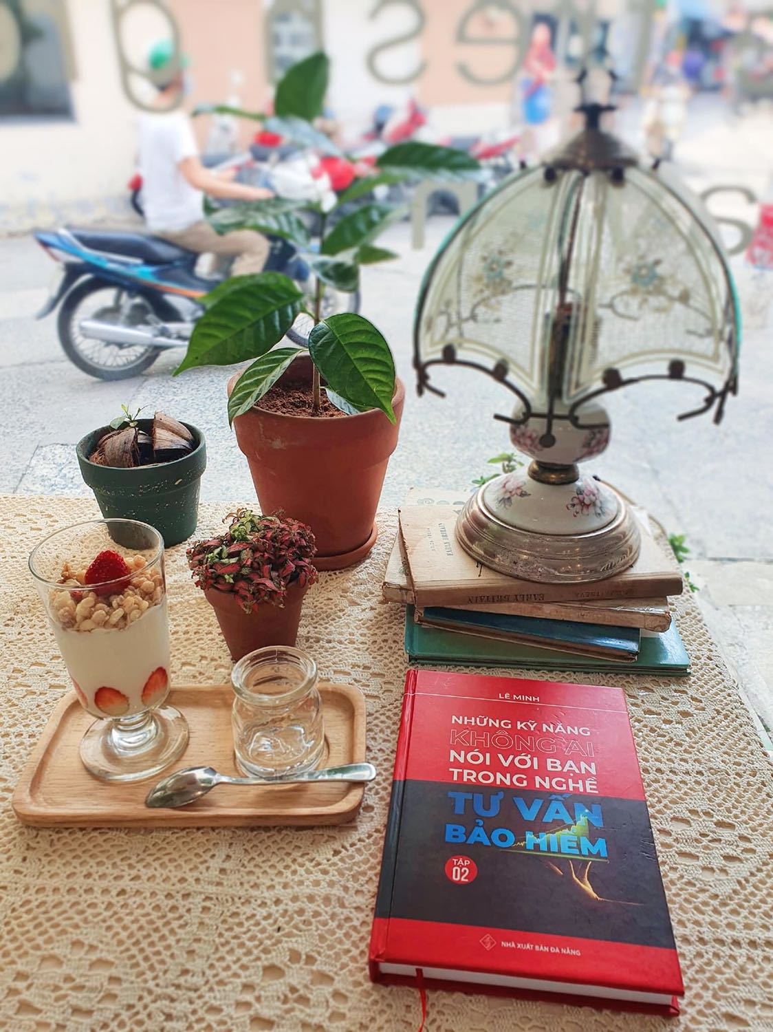 Gửi các bạn đồng nghiệp đọc được review của tôi. Làm bảo hiểm thì chỉ cần đọc sách của anh Lê Minh là đủ rồi, đừng lãng phí tiền mua sách của các tác giả khác. Tôi đã tốn không ít tiền để mua 1 đống sách vô dụng, đừng mắc sai lầm đó. Hy vọng anh Lê Minh tiếp tục xuất bản nhiều cuốn sách hay và thực tế như thế này nữa!