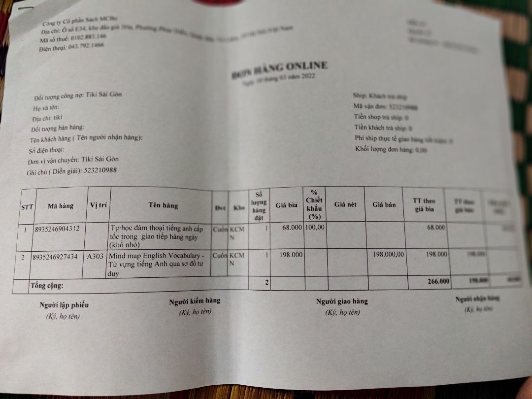 sách thì tốt đấy nhưng cách đóng gói lại có vấn đề
hộp đóng gói khá là ko chắc chắn khiến hộp bị méo mó trong quá trình vận chuyển dẫn đên việc sách có chút nhào
còn chất lượng thì giống như mau ngoài nhà sách thôi