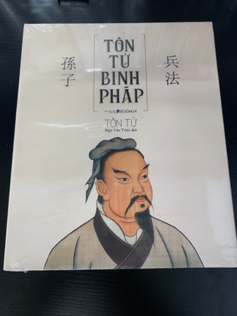 Tiki gói hàng kỹ lắm, vận chuyện lại siêu nhanh. 
Bìa cứng, khổ to vuông, sách còn nguyên seal.