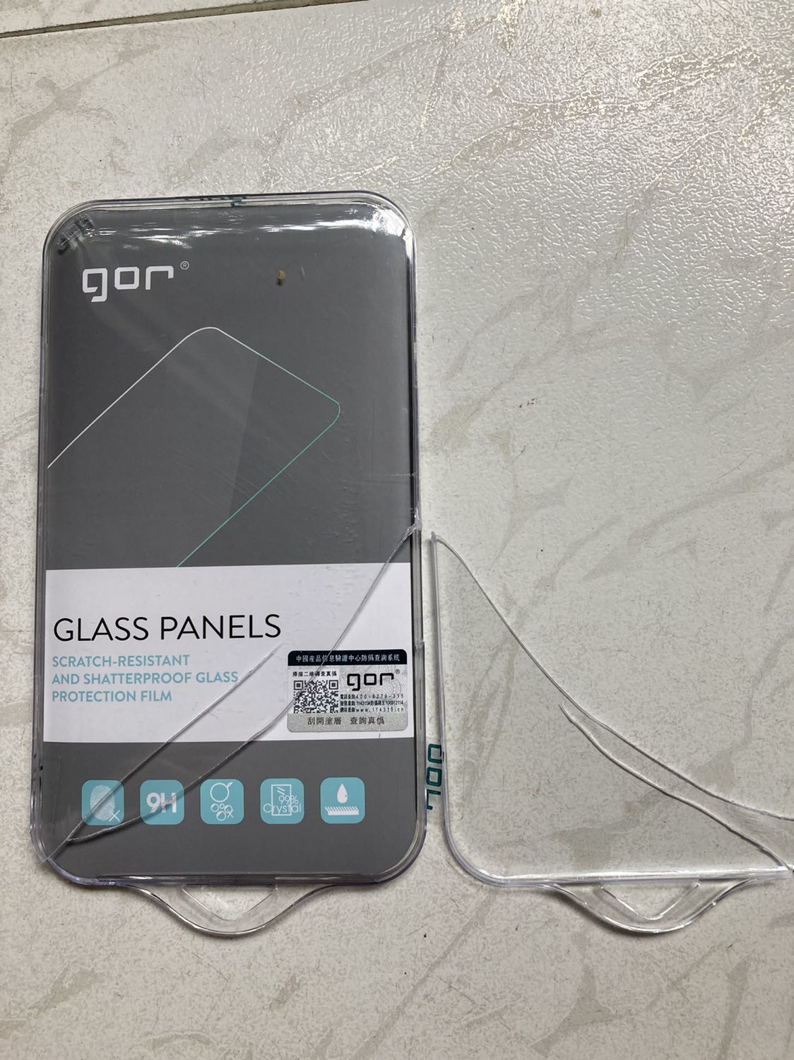 Kính chắc chắn nhưng che luôn camera. có thể hình chụp không được đẹp