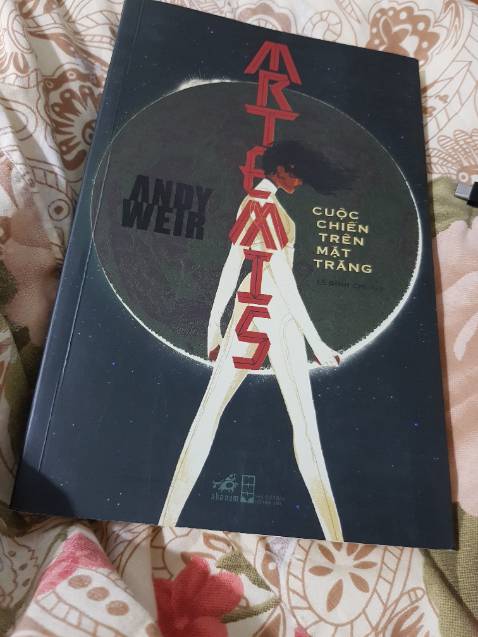 Sách thuộc thể loại sci-fi, kể vể thành phố trên mặt trăng, với những công nghệ hiện đại, có những kiến trúc, những tổ chức, hoạt động kinh doanh, sản xuất, du lịch... khá thú vị. Nhân vật chính là 1 cô gái có tài năng, cá tính nhưng cũng không hoàn hảo, từng mắc sai lầm.