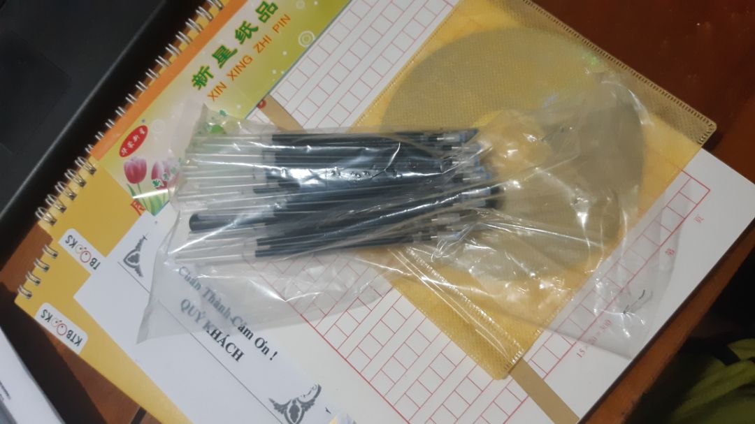 dịch nên giao trễ, nhưng bù lại hộp đóng gói chắc, k hư hại gì, sách siu đẹp, chất lượng lắm, giấy in tốt, k lem, bút viết ra mực sau đó phai đi, rất tốt. Nói chung là ưng lắm. Mong shop tiếp tục duy trì và phát triển chất lượng.