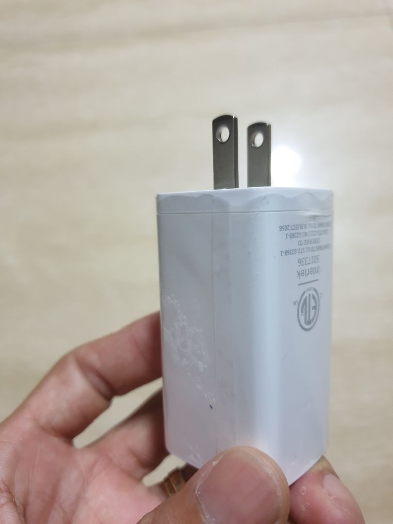 sản phẩm không đúng với hình ảnh giới thiệu trên tiki ( mẫu giới thiệu đầu cắm tròn, hàng giao thì  đầu dẹp - nghi ngờ là  hàng giả