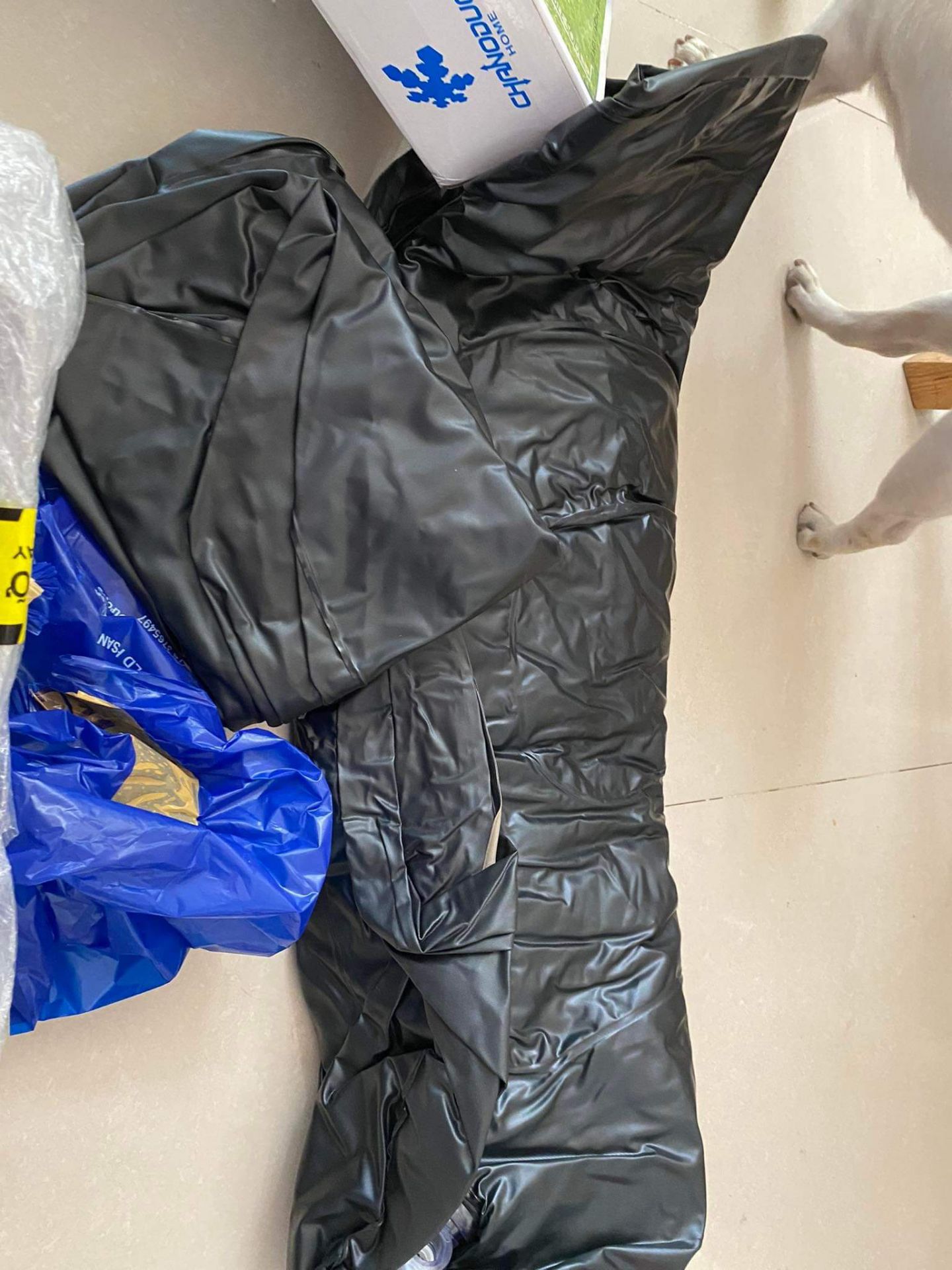 Ko tặng kèm máy bơm hơi như đã nói