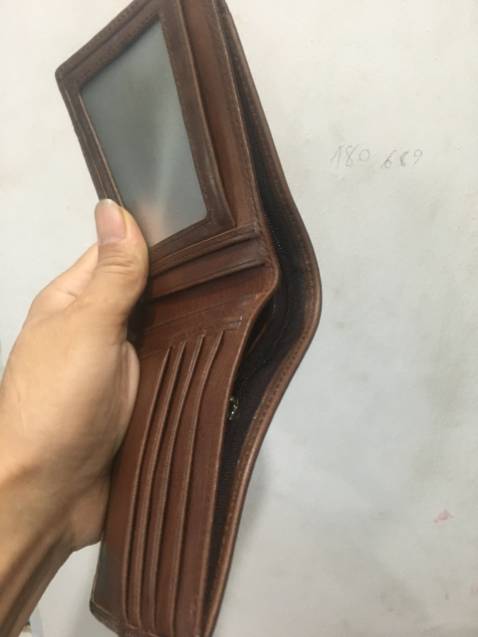 Ví nhìn rất xịn sò. Có hộp đựng thanh lịch. có the Bảo hành 12 tháng nữa. Đóng gói rất cẩn thận. Màu như hình TKs Shop mình cho 5s