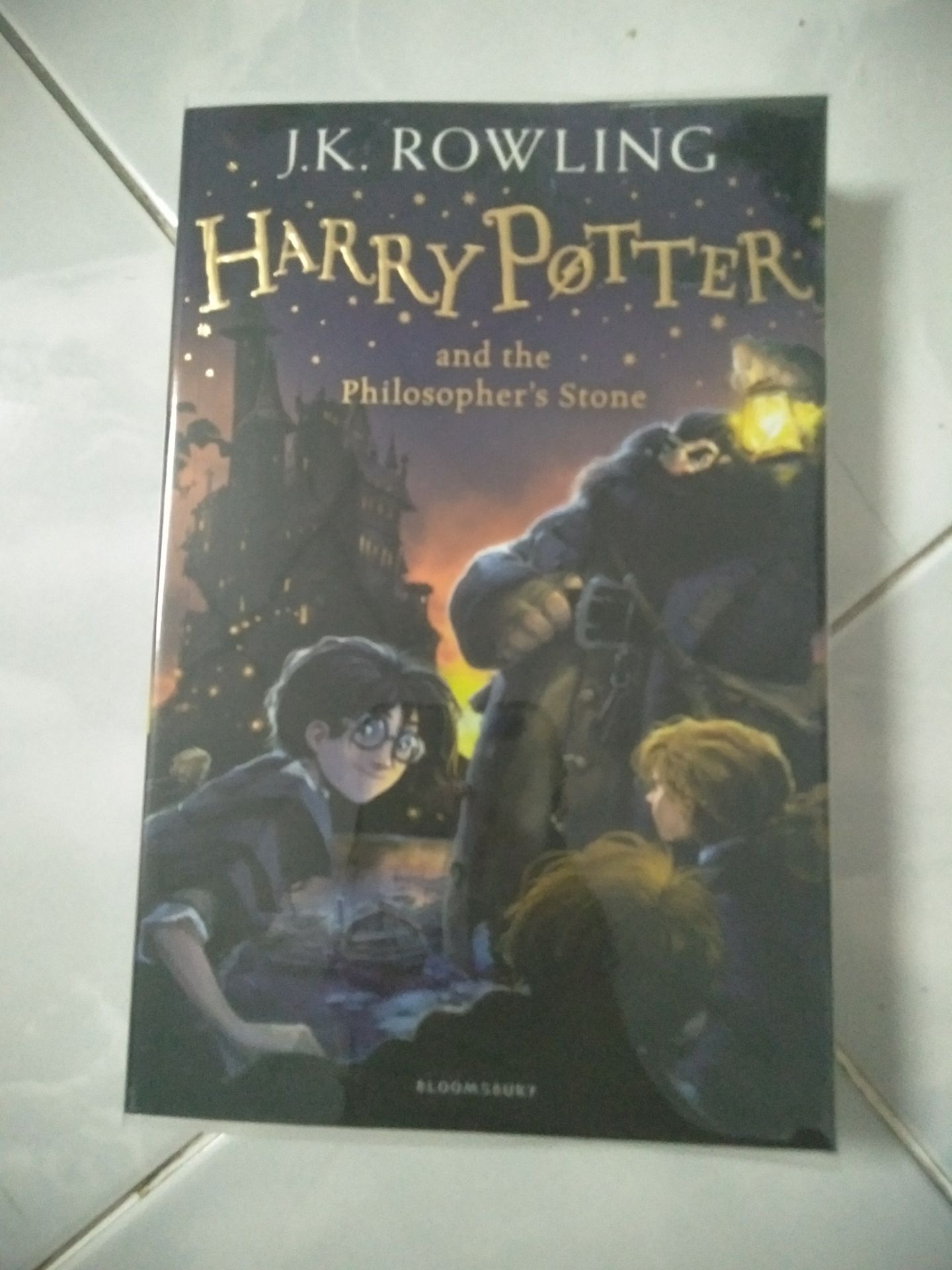 lúc đầu còn đắn đo về chất lượng bookcare của tiki nhưng lúc nhận hàng thì mình cảm thấy cực kì hài lòng. Sách đóng gói cẩn thận, bao đẹp, không bị hư hại gì cả. Mình khá là thích chất giấy, sách dày nhưng nhẹ và trình bày đẹp. Về nội dung thì khỏi phải bàn. Cho 5* vì sách tốt.